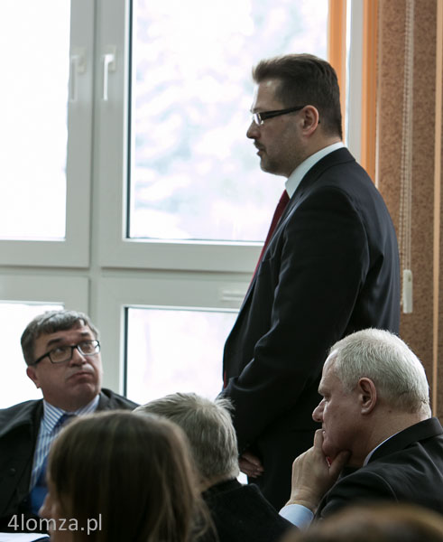 Na sali sądowej w SR w Ostrowi Mazowieckiej: od lewej: mecenas Remigiusz Fabiański, Marcin B. Sroczyński (stoi) i Jerzy Brzeziński (fot. archiwum)