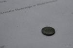 Powojenna moneta 10–groszową odnaleziona przy odnalezionych szczątkach (fot. IPN Białystok)