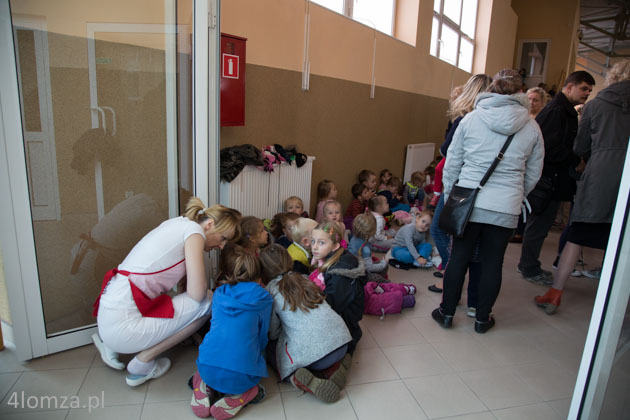 Dzieci ewakuowane w sali gimnastycznej