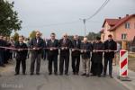 Rafał Pstrągowski (wójt Śniadowa), przedstawiciel firmy Makbud (wykonawca), Wojciech Dzierzgowski (wicewojewoda podlaski), Lech M. Szabłowski (starosta łomżyński), Jarosław Kulesza (przedsiębiorca), Janusz Świderski (dyr. ZDP w Łomży), ks. Tomasz Wilga (proboszcz śniadowski) i Krzysztof Mieczkowski (sołtys wsi Jakać Borki)