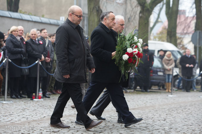 Sławomir Zgrzywa, Czesław Rybicki i Józef Przybylski składają kwiaty w imieniu Stowarzyszenia Wspólnota Polska