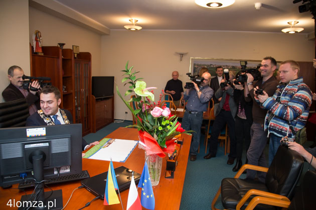 Prezydent Mariusz Chrzanowski za swoim biurkiem