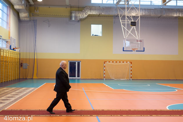 Dyrektor II LO w Łomży Józef Przybylski w nowej hali sportowej