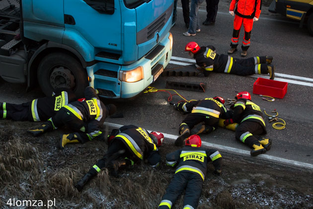 Strażacy próbują wydostać człowieka z pod ciężarówki