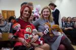 Foto: Przewodnicząca Rady Miasta Bernadeta Krynicka i wiceprezydent Agnieszka Muzyk ze swoimi wylicytowanymi lalkami
