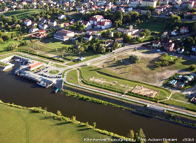 Port i bulwary nad Narwią, a nad nimi działka, która po latach znalazła kupca z Łomży (fot. A. Babiel)