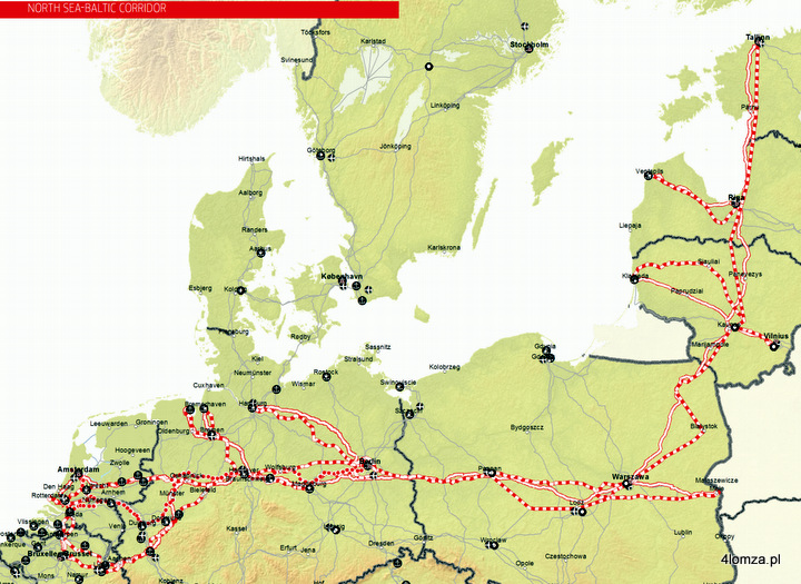 Korytarz sieci bazowej TEN-T Morze Północne – Bałtyk. 
Biła linia w oznacza sieć drogową, a biało-czerwona kolejową.