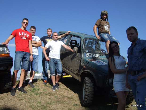 Kierowcy "Narew 4 x 4 Łomża" przy subaru samurai Krzysztofa Wałkuskiego (w hełmie)