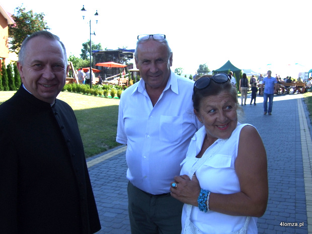 Ks. proboszcz Andrzej Popielski z parafianami przy kościele św. Andrzeja Boboli w Łomży