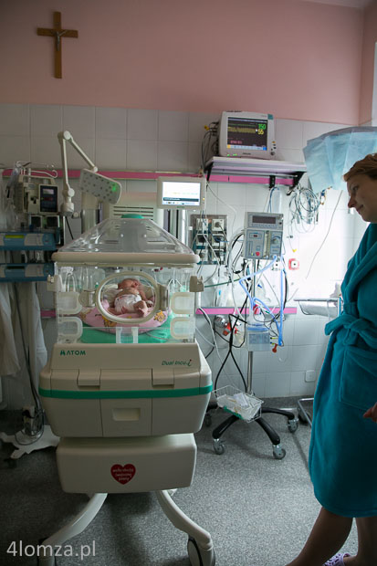 Mały Mateusz w inkubatorze hybrydowym podarowanym szpitalowi w Łomży przez WOŚP (fot. 2013 r.)