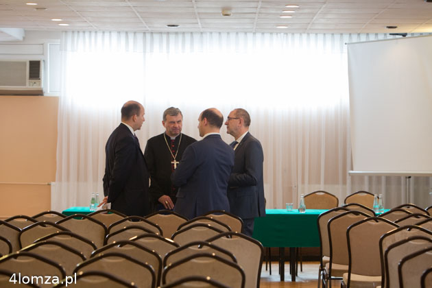 Minister zdrowia Konstanty Radziwił, bp. Tadeusz Bonakowski i poseł Jacek Bogucki