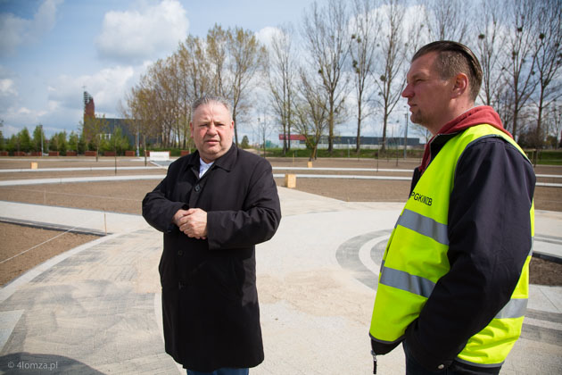 Marek Olbryś, dyrektor MPGKiM w Łomży, i Krzysztof Siedlecki, kierownik budowy I etapu rewitalizacji Parku Jana Pawła II