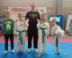Zawodnicy Młodzieżowego Klubu Sportowego „MEDYK” Łomża z trenerem Pawłem Remiszewskim