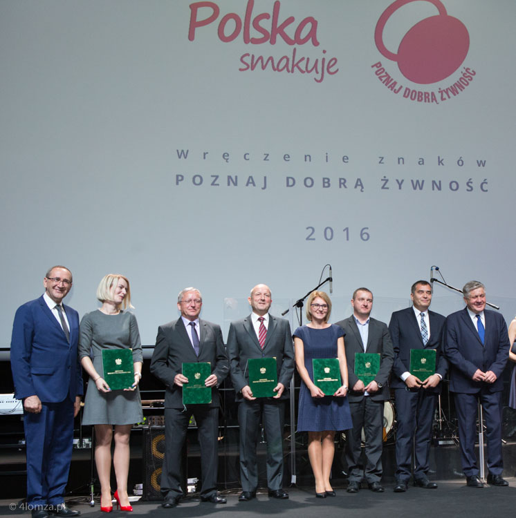 Leszek Krzyżkowiak (czwarty od lewej)), prezes Zakładów Spożywczych Bona w Łomży wśród wyróżnionych przedsiębiorców oraz ministra Krzysztofa Jurgiela i wiceministra Jacka Boguckiego. Foto: materiały MTP