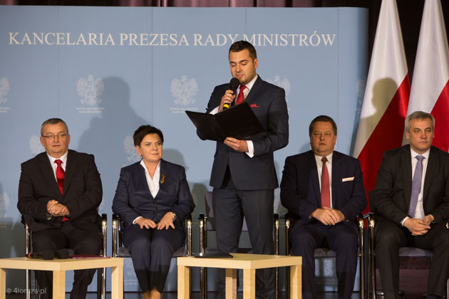 Andrzej Adamczyk (Minister Infrastruktury i Budownictwa), Beata Szydło (Prezes Rady Ministrów), Mariusz Chrzanowski (prezydent Łomży), Jarosław Zieliński (wiceminister MSWiA) i Jerzy Szmit (wiceminister Infrastruktury i Budownictwa)