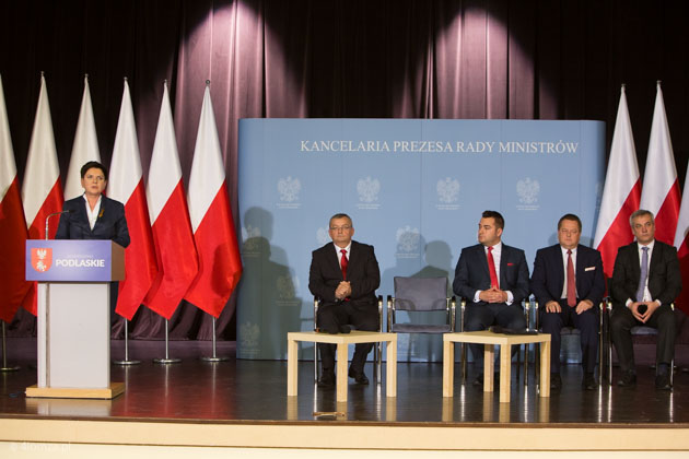 Beata Szydło (Prezes Rady Ministrów), Andrzej Adamczyk (Minister Infrastruktury i Budownictwa), Mariusz Chrzanowski (prezydent Łomży), Jarosław Zieliński (wiceminister MSWiA) i Jerzy Szmit (wiceminister Infrastruktury i Budownictwa)