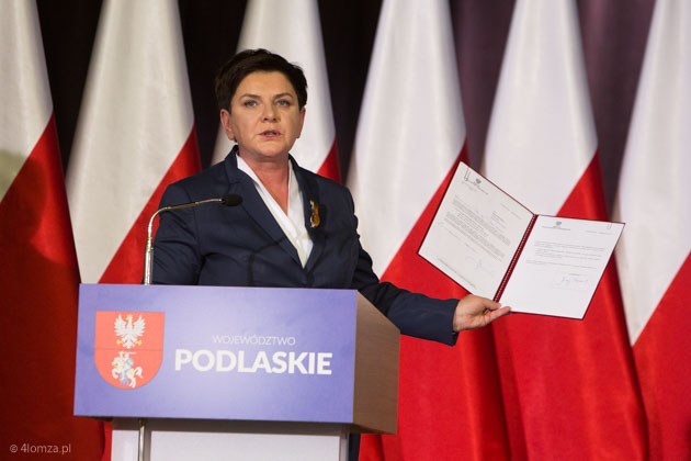 Beata Szydło, Premier RP prezentowała w Łomży wniosek Ministra Infrastruktury i Budownictwa Andrzeja Adamczyka do Ministra Rozwoju i Finansów, wicepremiera Mateusza Morawieckiego „z prośbą o uzgodnienie budowy drogi S61 Ostrów Mazowiecka – Szczuczyn”