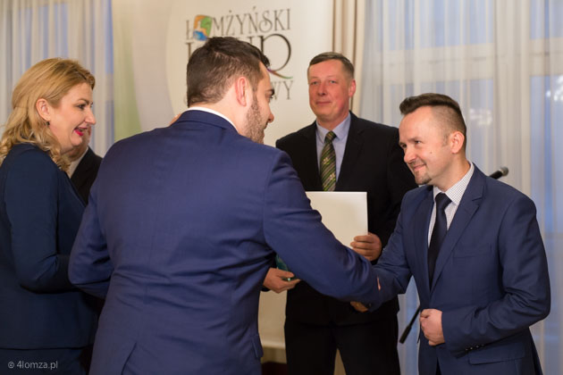 Przemysław Boński odbiera dyplom w imieniu firmy Sonarol