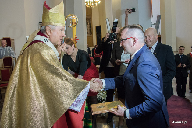 Ks. Abp Edward Ozorowski wręcza medal  Świętego Izydora Oracza Andrzejowi Borusiewiczowi, prorektorowi WSA w Łomży