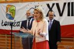 Foto: Zastępca prezydenta Łomży Agnieszka Barbara Muzyk, a w tle minister Henryk Kowalczyk, Przewodniczący Krajowej Rady Stowarzyszenia „Wspólnota Polska” i Dariusz Bonisławski Prezes Stowarzyszenia „Wspólnota Polska” (fot. UM Łomża)