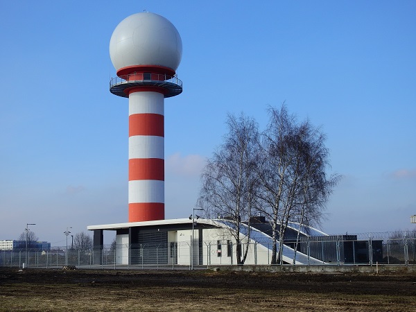 Radar wtórny MSSR na stanąć w Mściwujach k. Małego Płocka (fot. PAŻP)