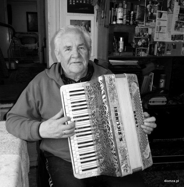 Jerzy Zieliński z akordeonem wykonanym przez jego ojca (fot. A. Korytkowski)