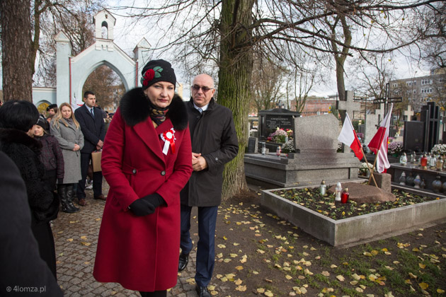 Agnieszka Muzyk, wiceprezydent Łomży i Lech Szabłowski, wicestarosta Łomżyński na cmentarzu przy ul. Kopernika