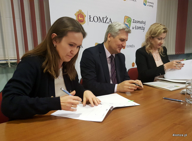 Pierwsza umowa na bon edukacyjny w Łomży. Podpisują: Ewelina Białobrzeska, dr hab. Dariusz Surowik z PWSIiP i Agnieszka Muzyk, wiceprezydent Łomży