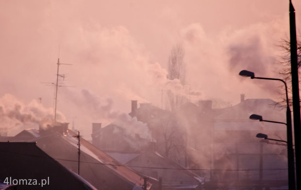 W mroźna pogodę dobrze jest widoczny dym z kominów domów jednorodzinnych rozpościerający się nad poszczególnymi dzielnicami Łomży