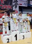 Foto: Najlepsi zawodnicy w kategorii junior młodszy - 50 kg - na najwyższym podium Ahmed Debizov, na trzecim miejscu Wiktor Kacprzyk z ŁKK
