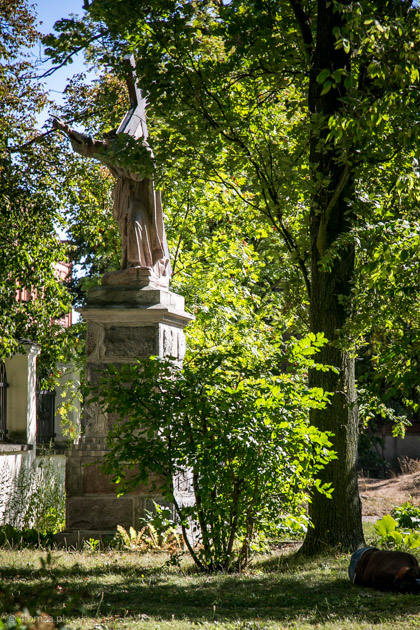 Chrystus na cokole na cmentarzu katedralnym
