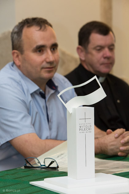 Zbigniew Zalewski i ks. Andrzej Godlewski, proboszcz parafi Krzyża Świętego w Łomży