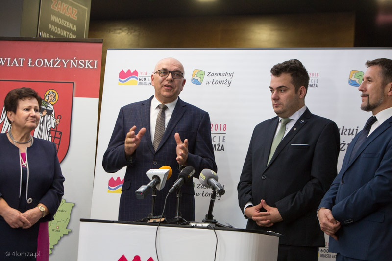 Elżbieta Olejniczak-Bazydło (zastępca dyrektora PUP), Lech Szabłowski (wicestarosta łomżyński), Mariusz Chrzanowski (prezydent Łomży),  Andrzej Garlicki (wiceprezydent Łomży)