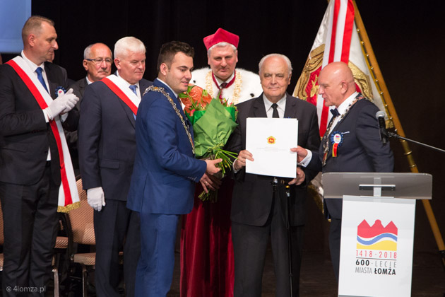 prof. Kazimierza Pieńkowskiego (w środku) odbiera tytuł Honorowego Obywatela Łomży