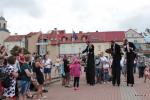 Foto: Festiwal sztuki ulicznej w słońcu i w deszczu