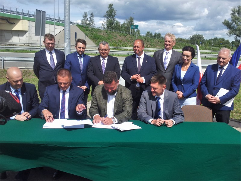 Podczas podpisania umowy w Ełku obecny był m.in. minister infrastruktury Andrzej Adamczyk i m.in. poseł Lech Antoni Kołakowski z Łomży (fot. GDDKiA)