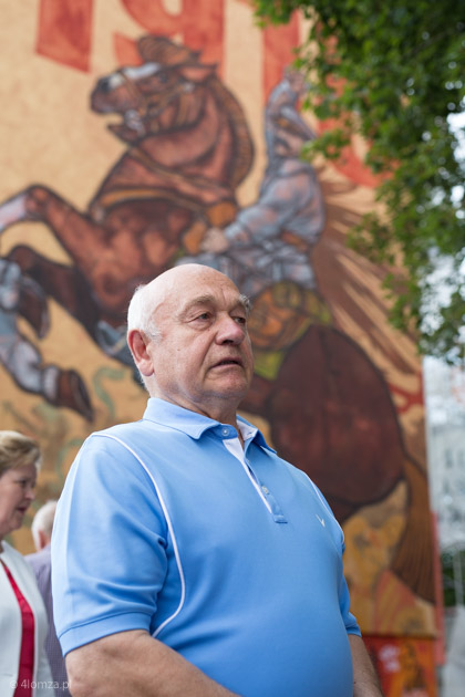 Henryk Cwalina przed muralem z Józefem Piłsudskim