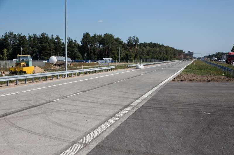 Zdjęcia z budowy drogi z 24 sieprnia 2018 r. fot. www.s8.poreba-ostrow.pl)