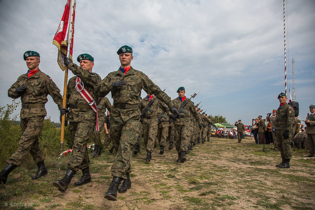 Sztandar i kompania honorowa 18. Białostockiego Pułku Rozpoznawczego