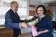 Kwiaty od dyrektora szpitala Romana Nojszewskiego dla Halina Gromek, pielęgniarki oddziałowej
