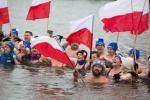Foto: Morsy w Narwi z biało-czerownymi flagami