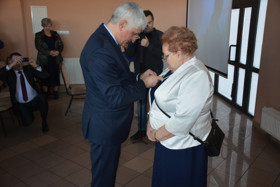 Wojewoda podlaski Bohdan Paszkowski wręczył Teresie Steckiewicz odznakę honorową „Za zasługi dla Ochrony Zdrowia” (fot. PUW Białystok)