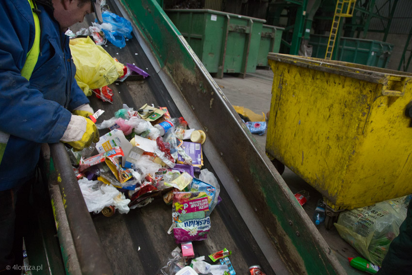 Segregacja śmieci na wysypisku śmieci w Miastkowie