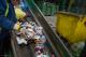 Segregacja śmieci na wysypisku śmieci w Miastkowie