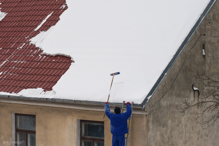 Odśnieżanie dachu. (fot archiwum)