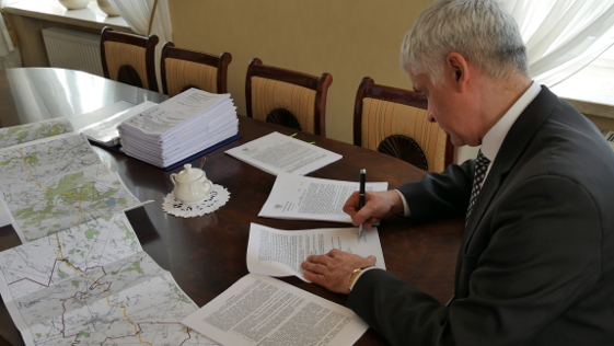 Wojewoda Podlaski Bohdan Paszkowski podpisuje decyzję lokalizacyjna gazociągu