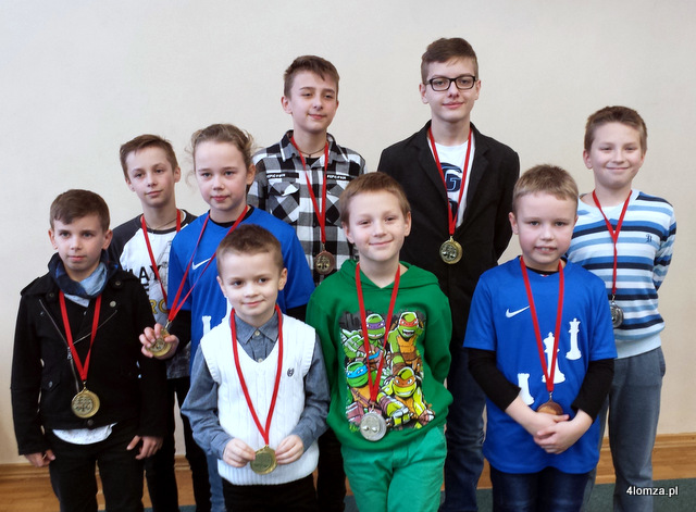 Zawodnicy Klubu Sportowego Elbrus Łomża z medalami Powiatowych Mistrzostw Zrzeszenia LZS