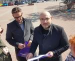 Paweł Krutul i Janusz Borowik zbierają podpisy poparcia pod pustymi listami "Wiosny" do Parlamentu Europejskiego