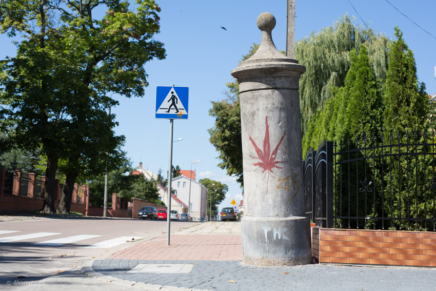 Rysunek marihuany na słupie ogłoszeniowym przy ul. Dwornej w centrum Łomży