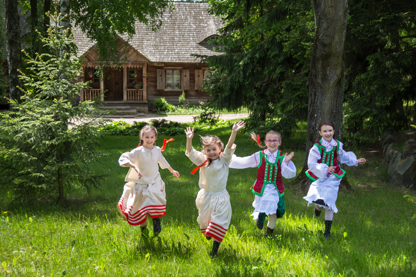 Dzieci z Zespołu Pieśni i Tańca Łomża w Skansenie Kurpiowskim w Nowogrodzie
